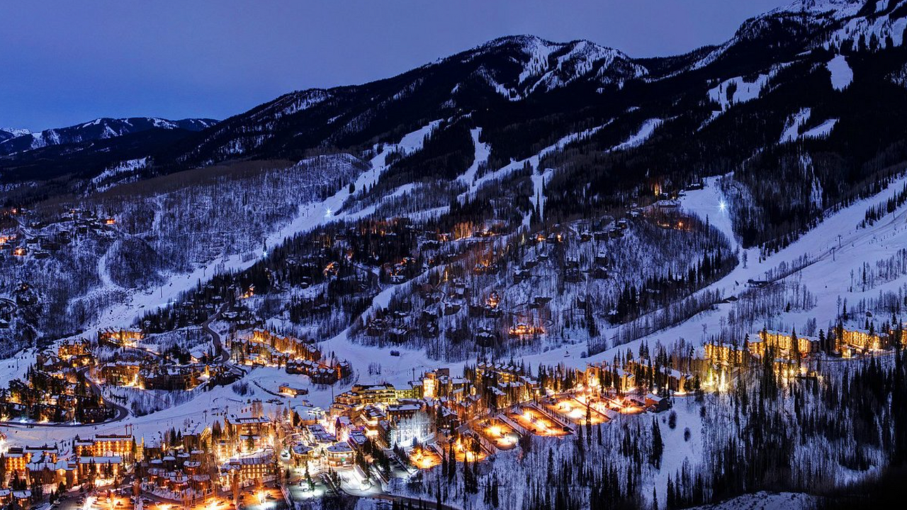 Si además de esquiar te encanta la vida nocturna, Aspen Snowmass es tu destino.