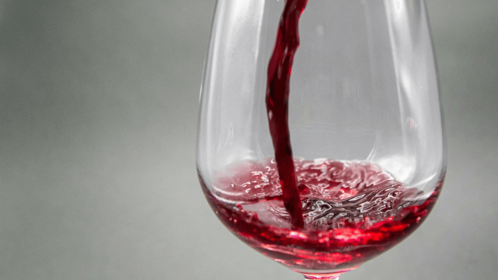 Diversas investigaciones sugieren que el consumo moderado de vino, especialmente el tinto, podría tener efectos positivos en la salud cardiovascular.