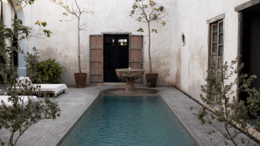 Con una decoración inspirada en la arquitectura yucateca, este hotel boutique ofrece habitaciones amplias, áreas verdes y un servicio excepcional.