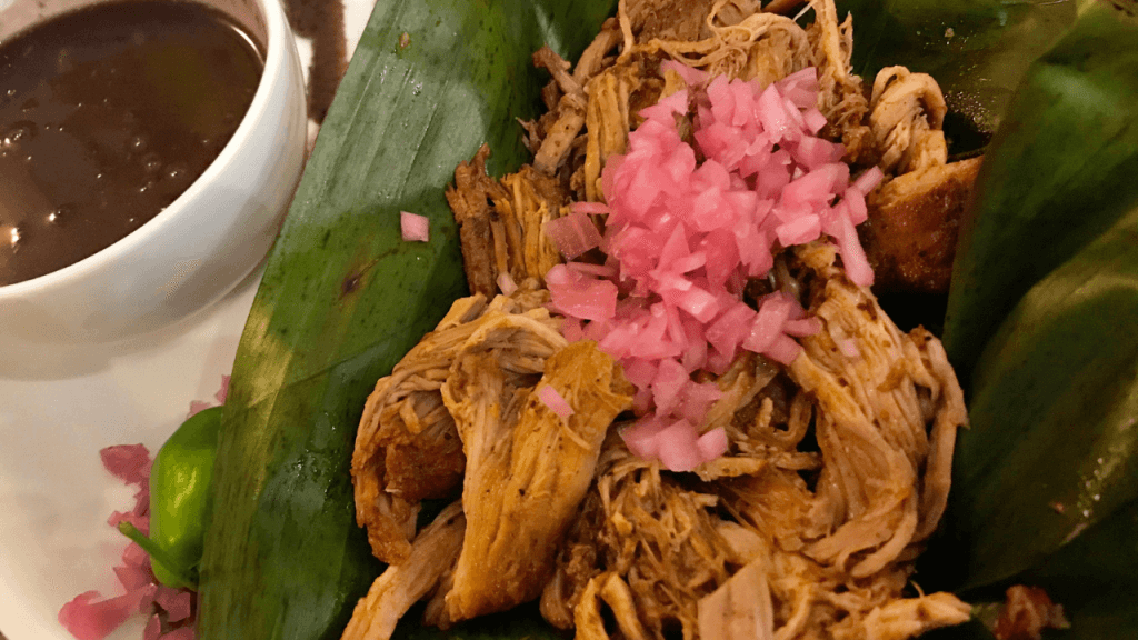 Una visita a Mérida no estaría completa sin probar su exquisita gastronomía yucateca.