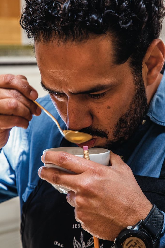 Salazar ha dedicado su vida a construir tazas que sean tanto complejas en sabor como responsables en su origen.