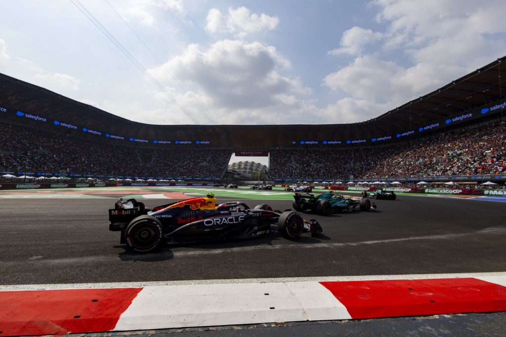 AUTODROMO HERMANOS RODRIGUEZ, MEXICO - OCTOBER 27: Fernando Alonso, Aston Martin AMR24, leads Sergio Perez, Red Bull Racing RB20 during the Mexican GP at Autodromo Hermanos Rodriguez on Sunday October 27, 2024 in Mexico City, Mexico. (Photo by Sam Bloxham / LAT Images)