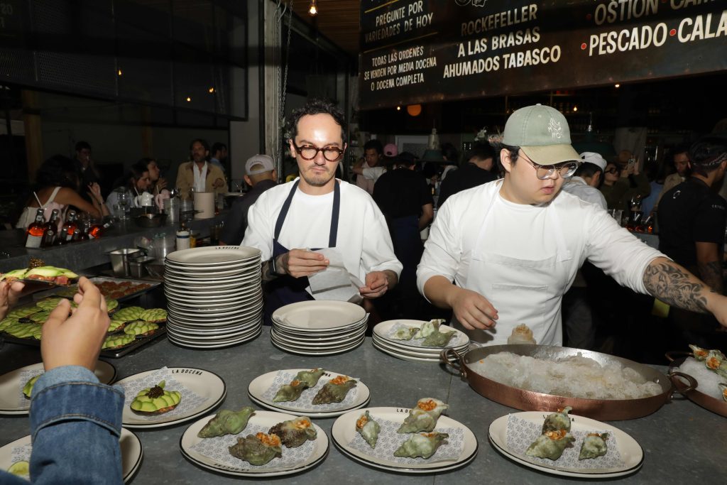 El chef Lucho Martínez cocinando en el Décimo aniversario de La Docena. Fotos: Ricardo Ramírez